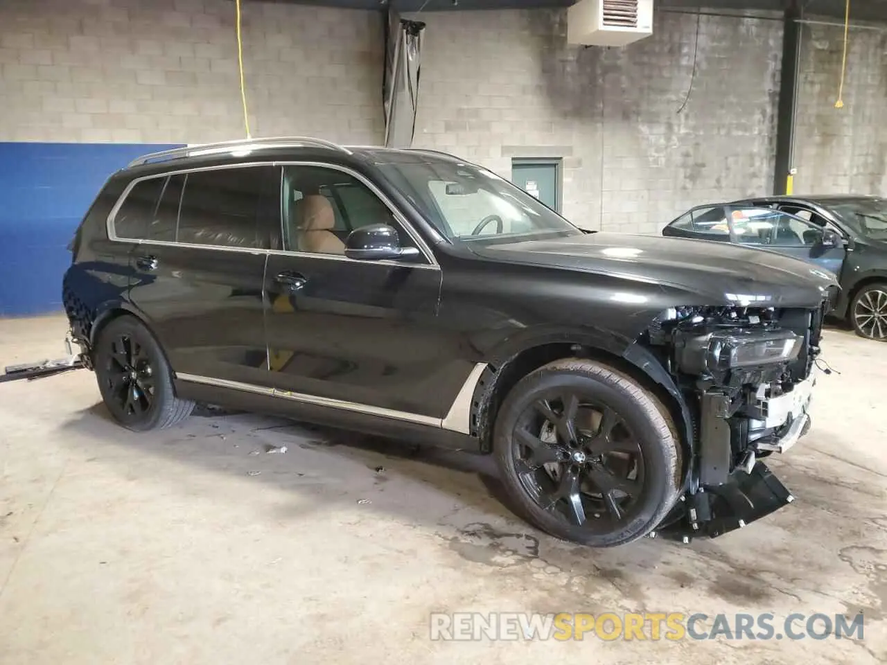 4 Photograph of a damaged car 5UX23EM05S9X70103 BMW X7 2025