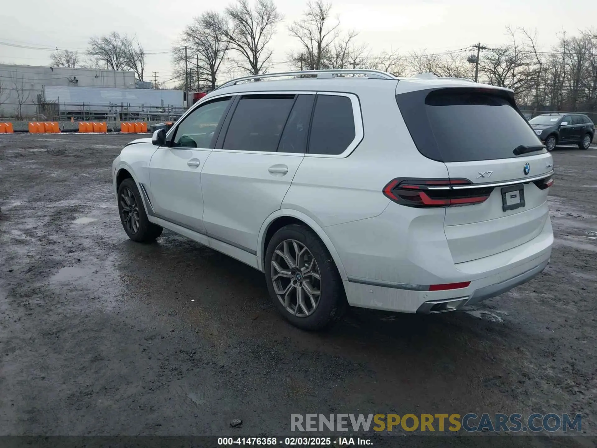 3 Photograph of a damaged car 5UX23EM05S9X98435 BMW X7 2025