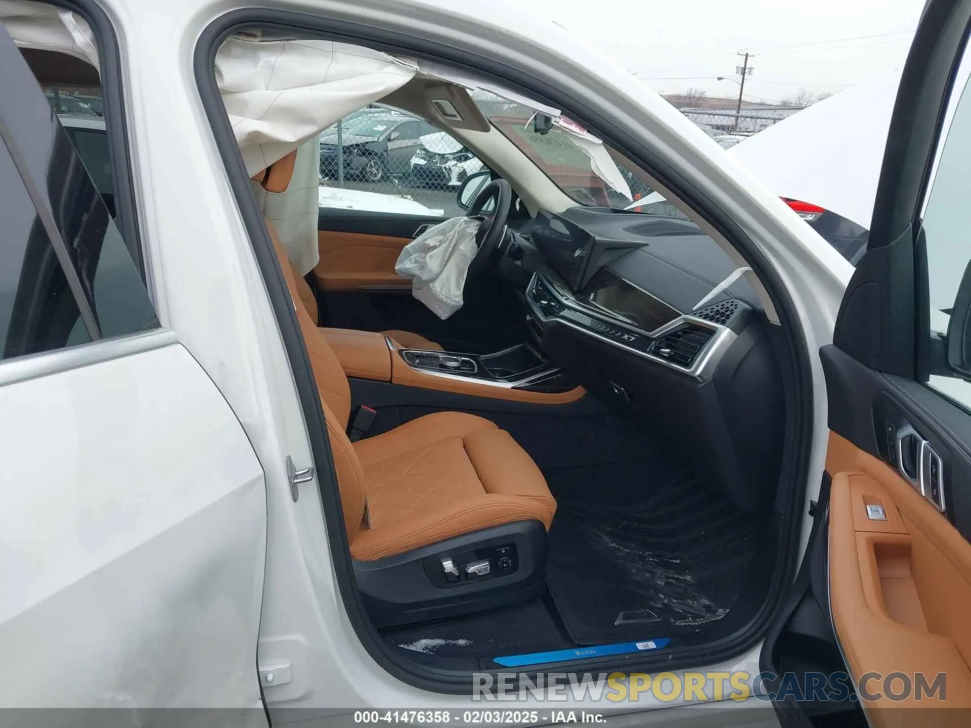 5 Photograph of a damaged car 5UX23EM05S9X98435 BMW X7 2025