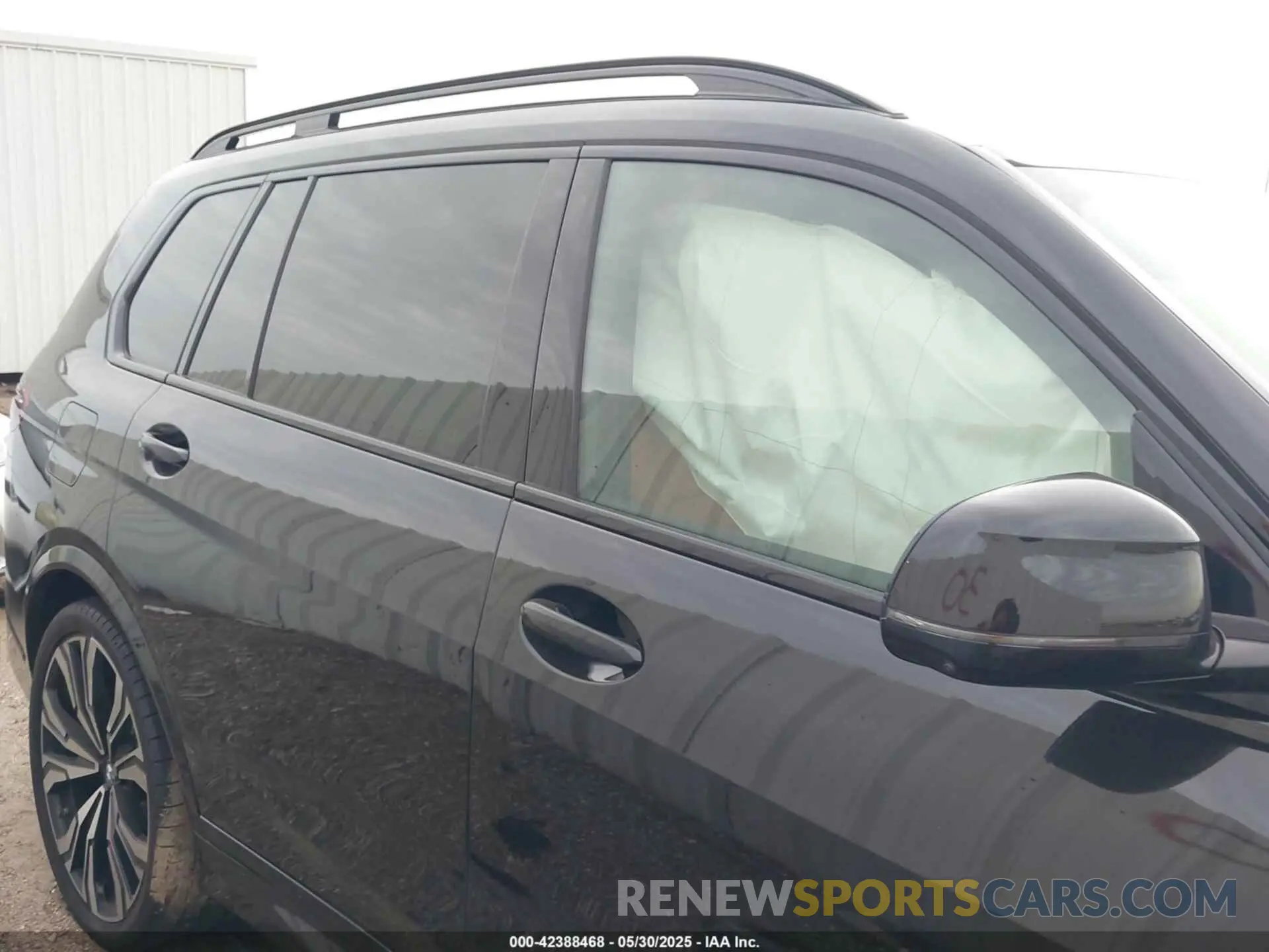 13 Photograph of a damaged car 5UX23EM06S9Y05540 BMW X7 2025