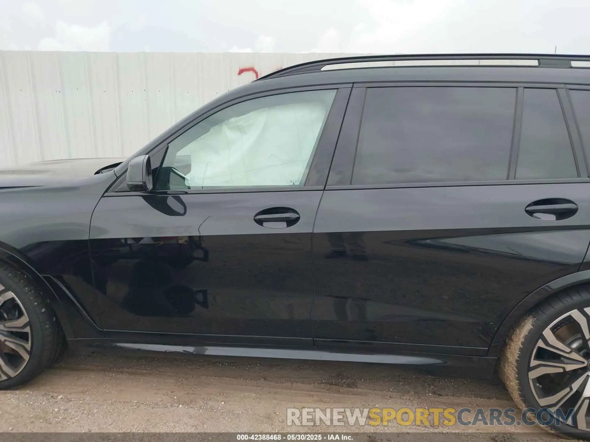14 Photograph of a damaged car 5UX23EM06S9Y05540 BMW X7 2025