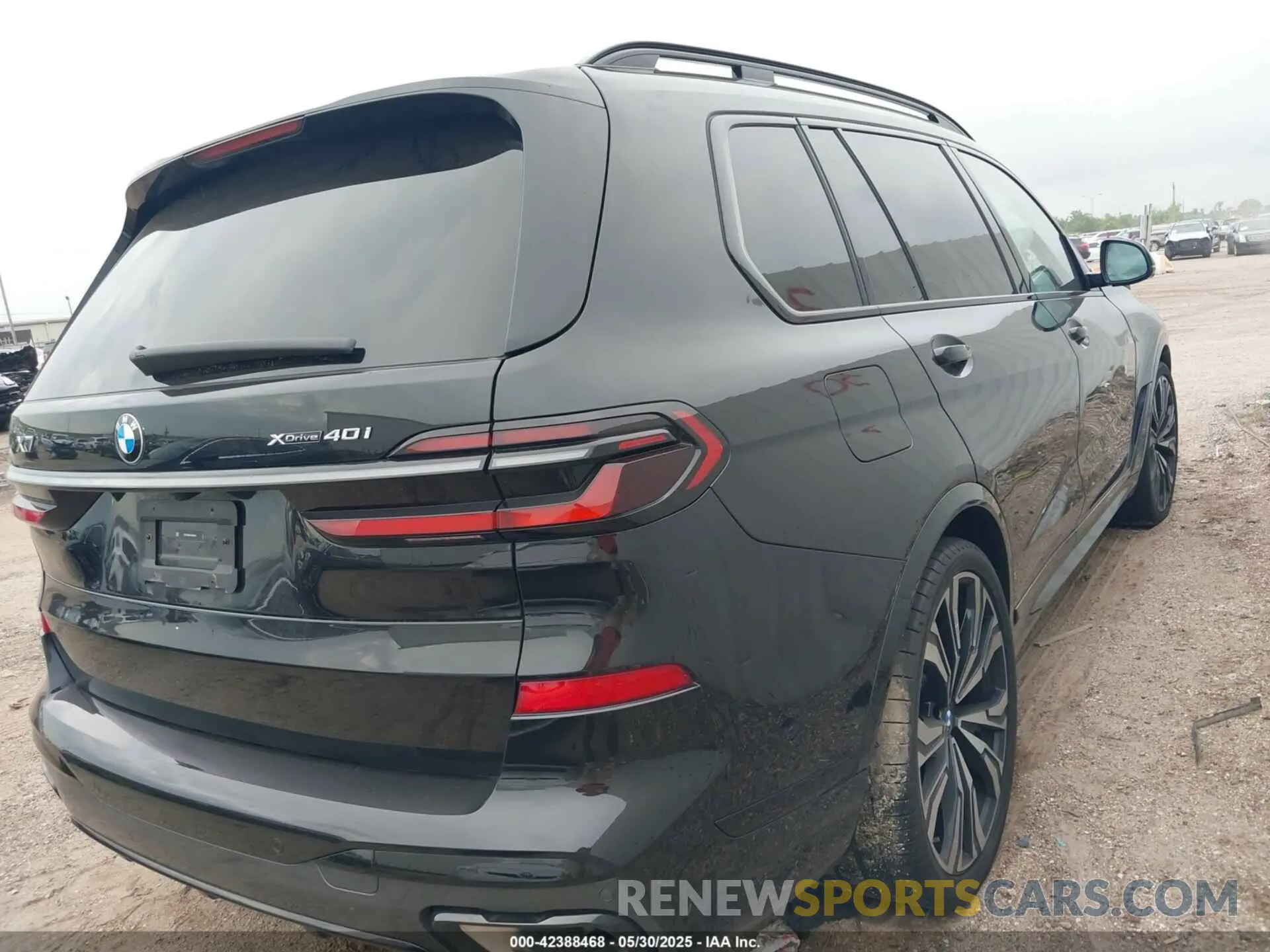 4 Photograph of a damaged car 5UX23EM06S9Y05540 BMW X7 2025