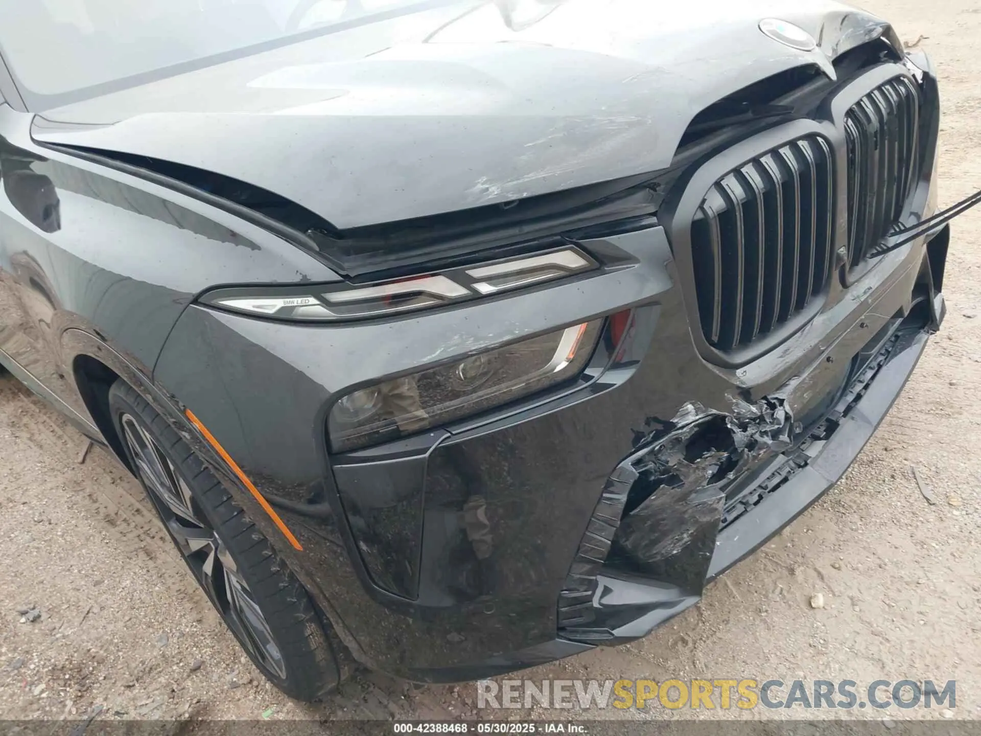 6 Photograph of a damaged car 5UX23EM06S9Y05540 BMW X7 2025