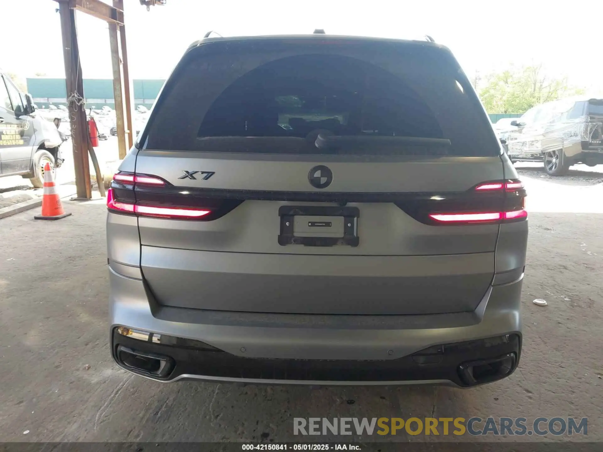 17 Photograph of a damaged car 5UX23EM08S9X77529 BMW X7 2025