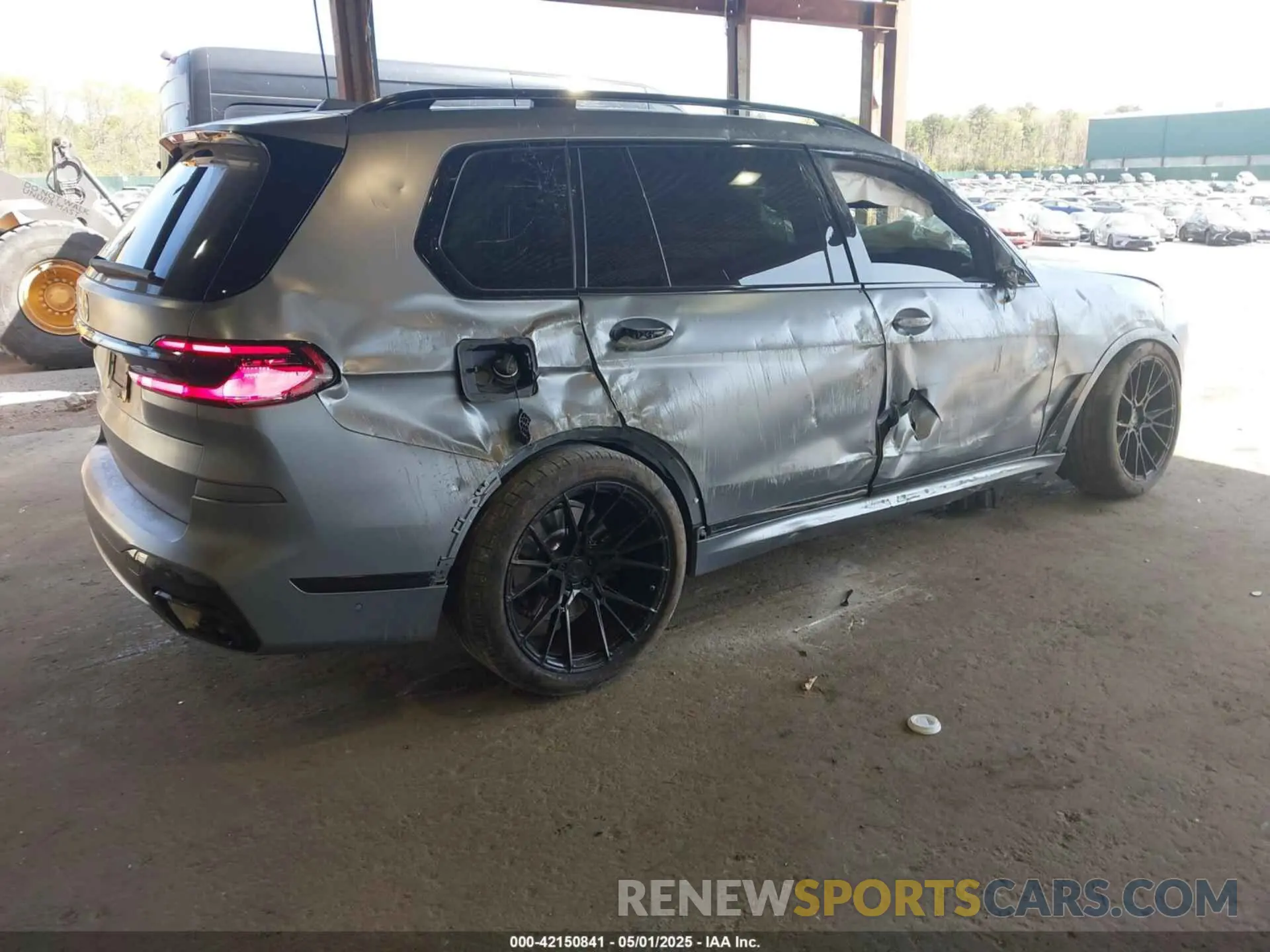 4 Photograph of a damaged car 5UX23EM08S9X77529 BMW X7 2025