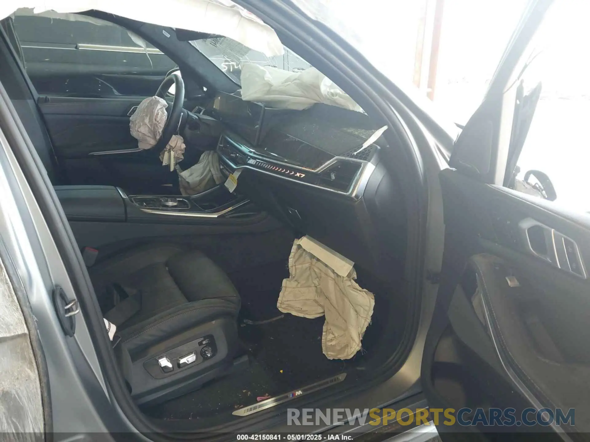 5 Photograph of a damaged car 5UX23EM08S9X77529 BMW X7 2025