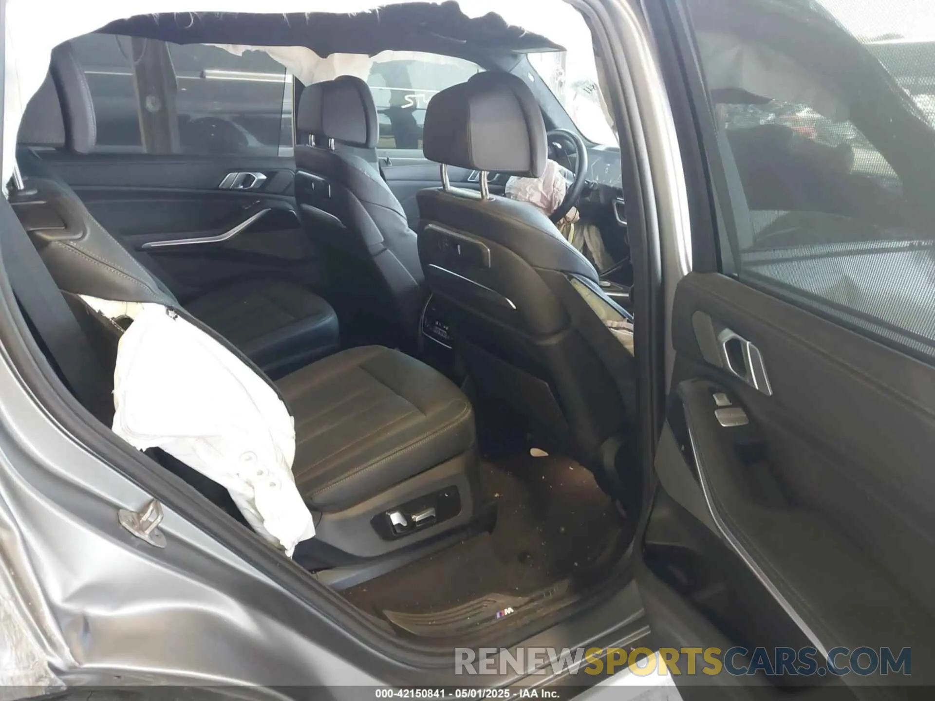 8 Photograph of a damaged car 5UX23EM08S9X77529 BMW X7 2025