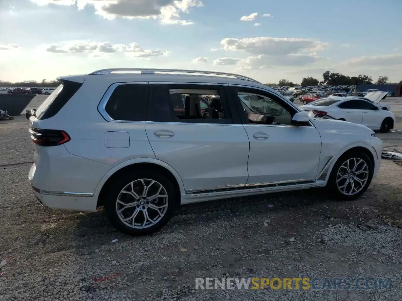 3 Photograph of a damaged car 5UX23EM09S9W38073 BMW X7 2025