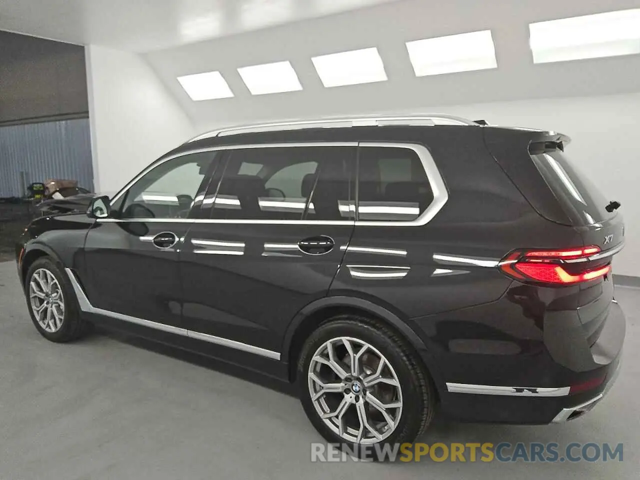 2 Photograph of a damaged car 5UX23EM09S9X05528 BMW X7 2025