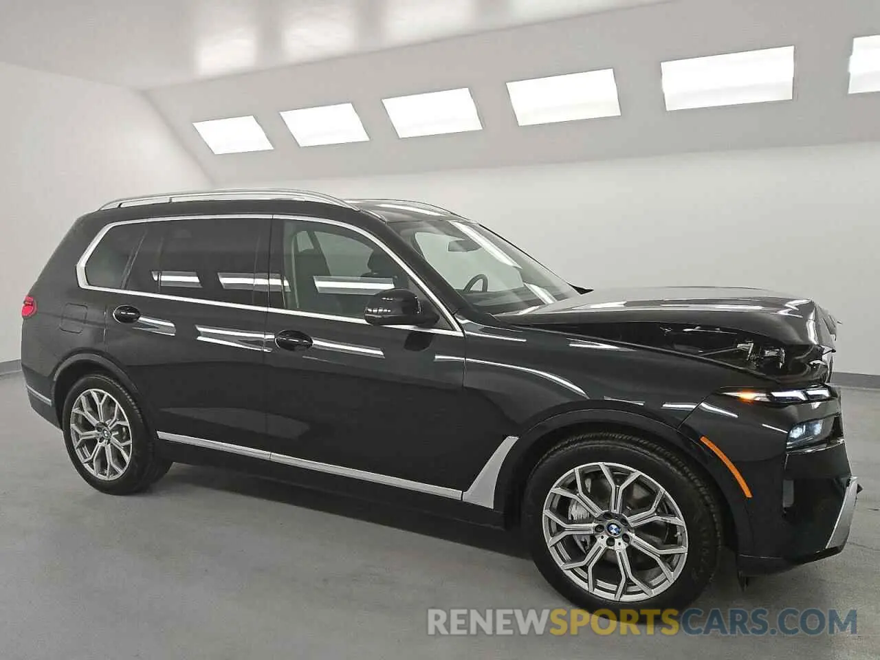 4 Photograph of a damaged car 5UX23EM09S9X05528 BMW X7 2025