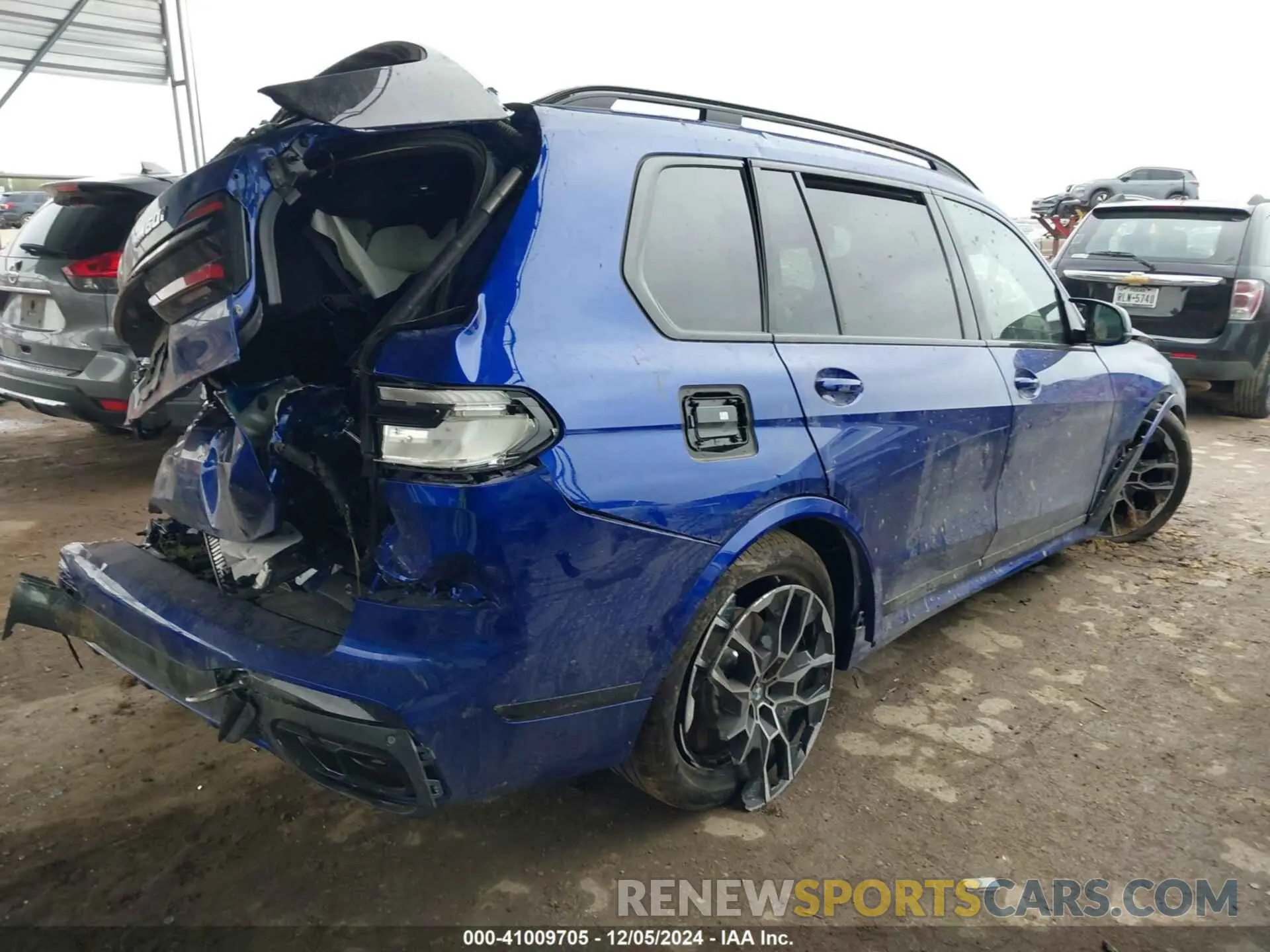 4 Photograph of a damaged car 5UX33EM0XS9X98693 BMW X7 2025
