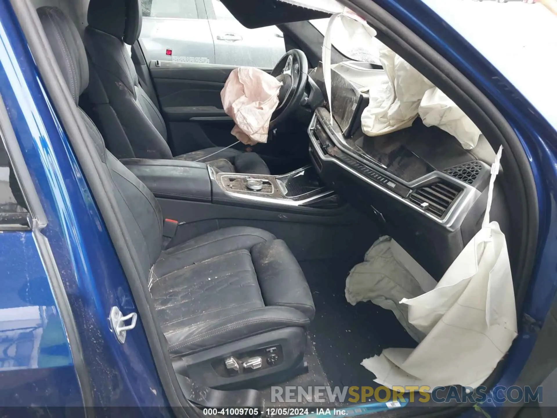 5 Photograph of a damaged car 5UX33EM0XS9X98693 BMW X7 2025