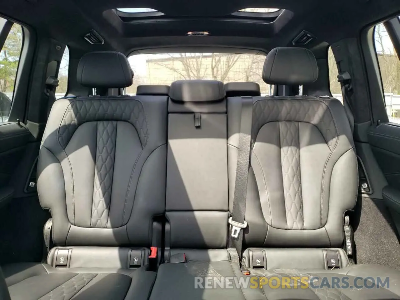 10 Photograph of a damaged car 5UX33EM05R9V23548 BMW X7 M60I 2024