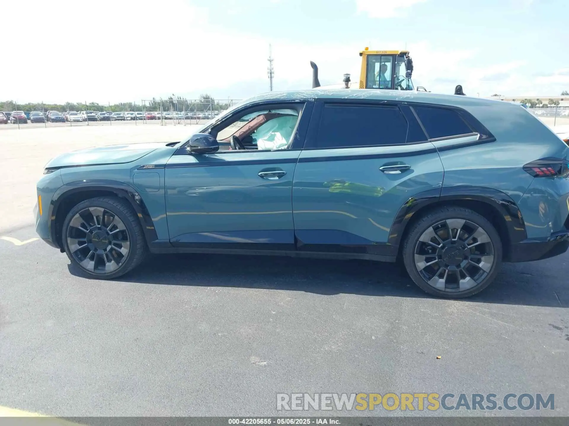 14 Photograph of a damaged car 5YM23CS00P9R58616 BMW XM 2023