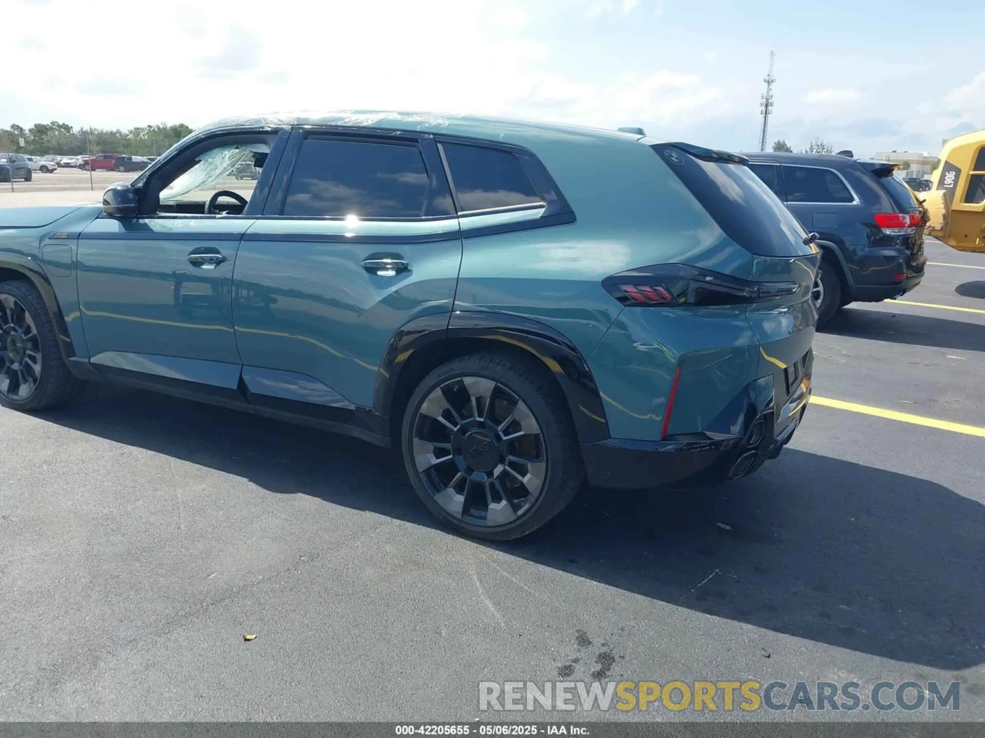 3 Photograph of a damaged car 5YM23CS00P9R58616 BMW XM 2023
