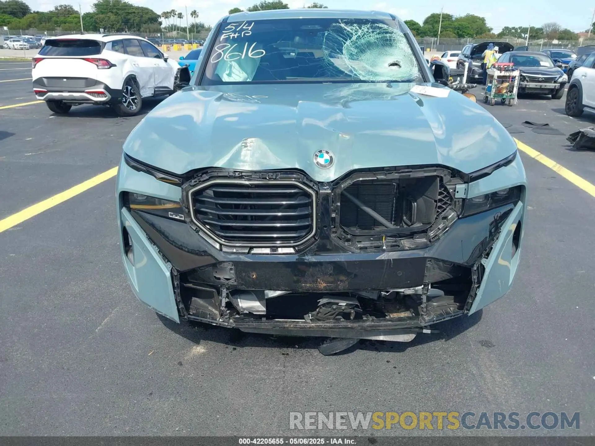 6 Photograph of a damaged car 5YM23CS00P9R58616 BMW XM 2023