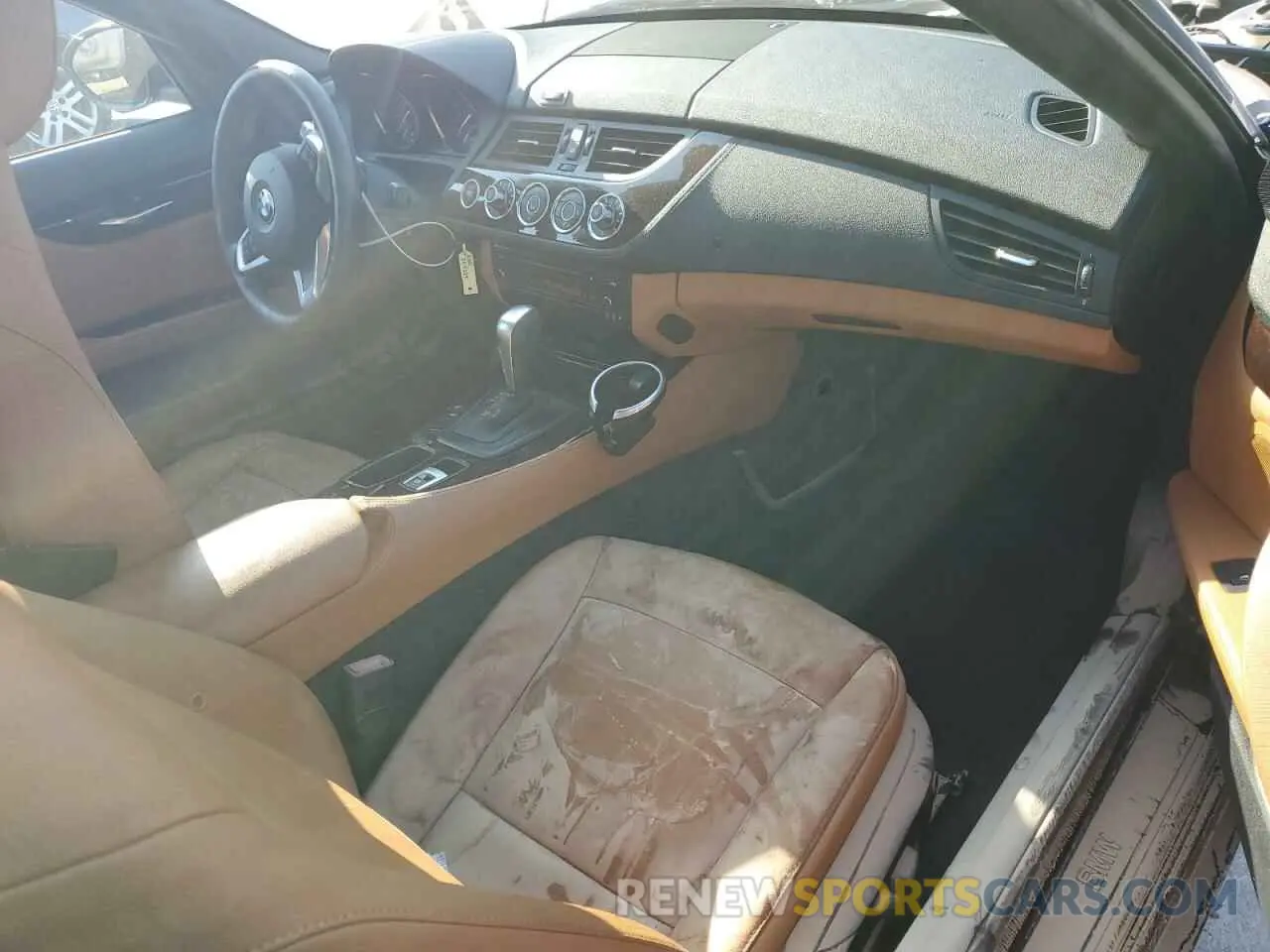 8 Photograph of a damaged car WBALM5C59BE378391 BMW Z4 2011
