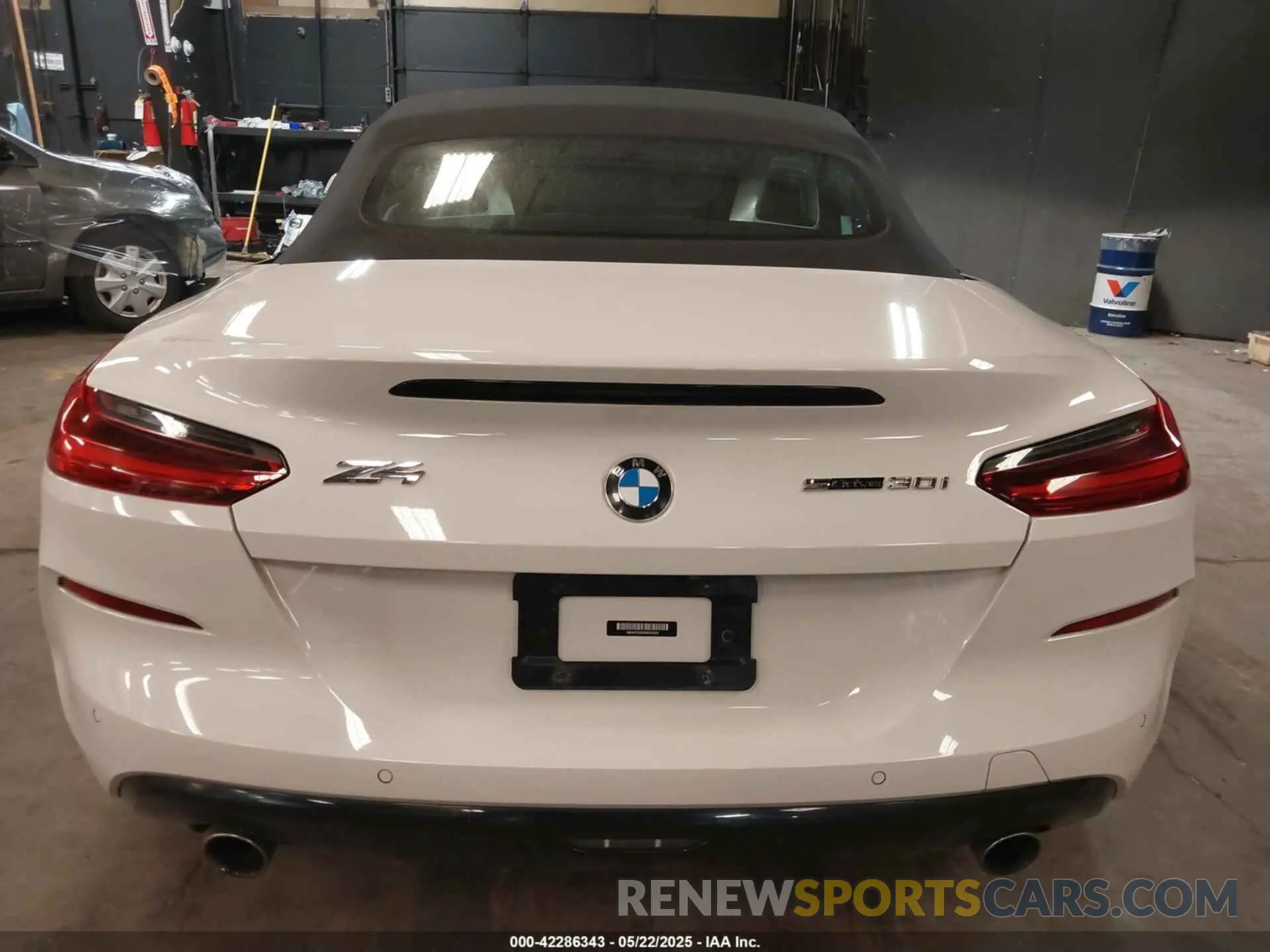 16 Photograph of a damaged car WBAHF3C0XMWX30402 BMW Z4 2021