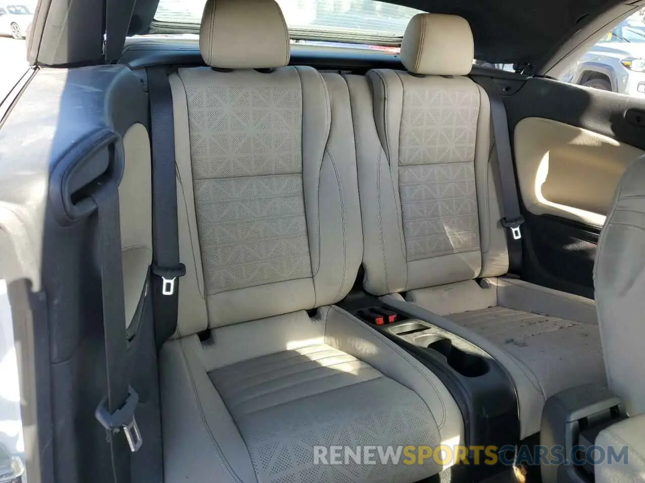 10 Photograph of a damaged car W04WH3N59KG300472 BUICK CASCADA 2019