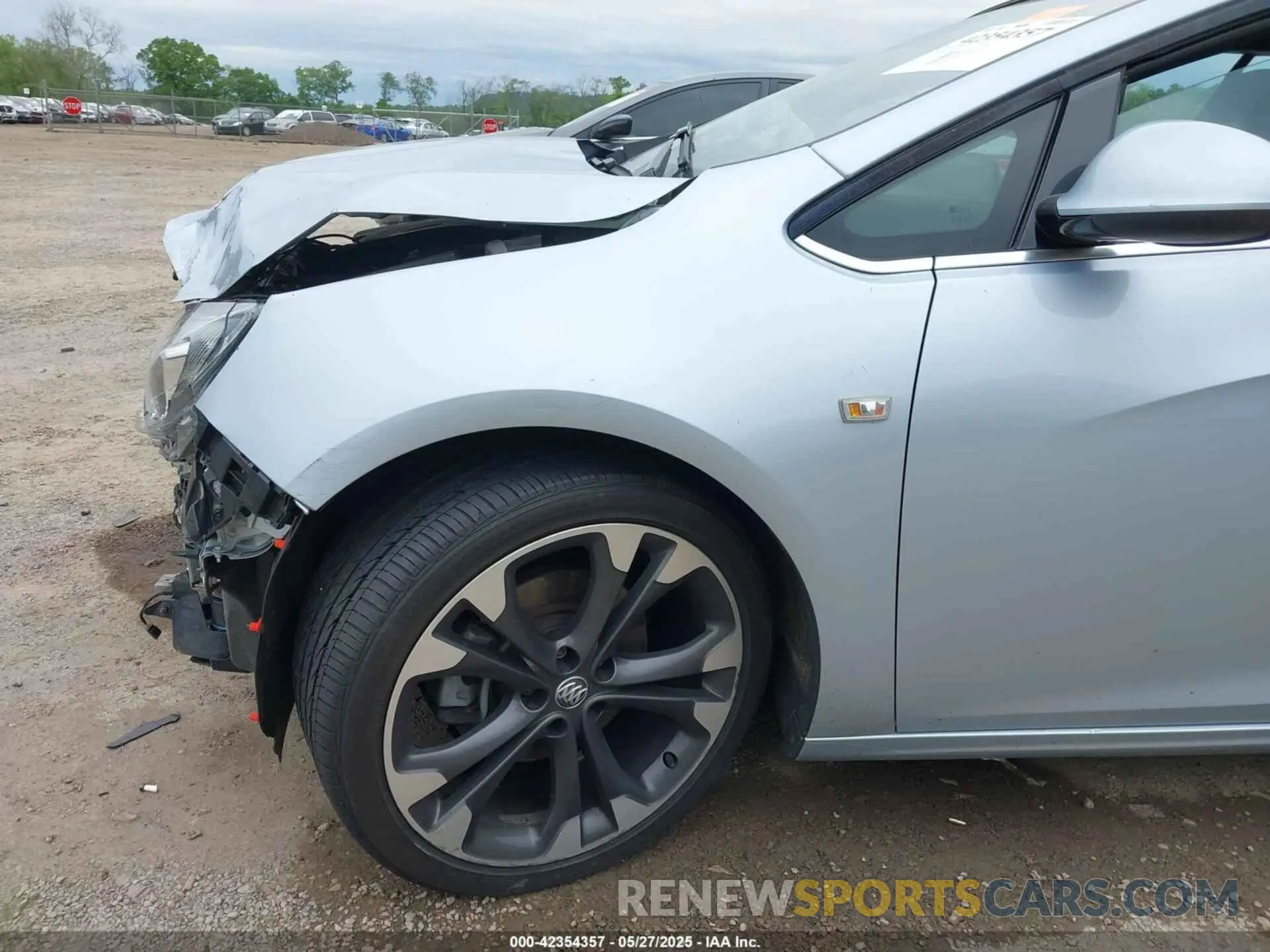 18 Photograph of a damaged car W04WH3N5XKG370238 BUICK CASCADA 2019