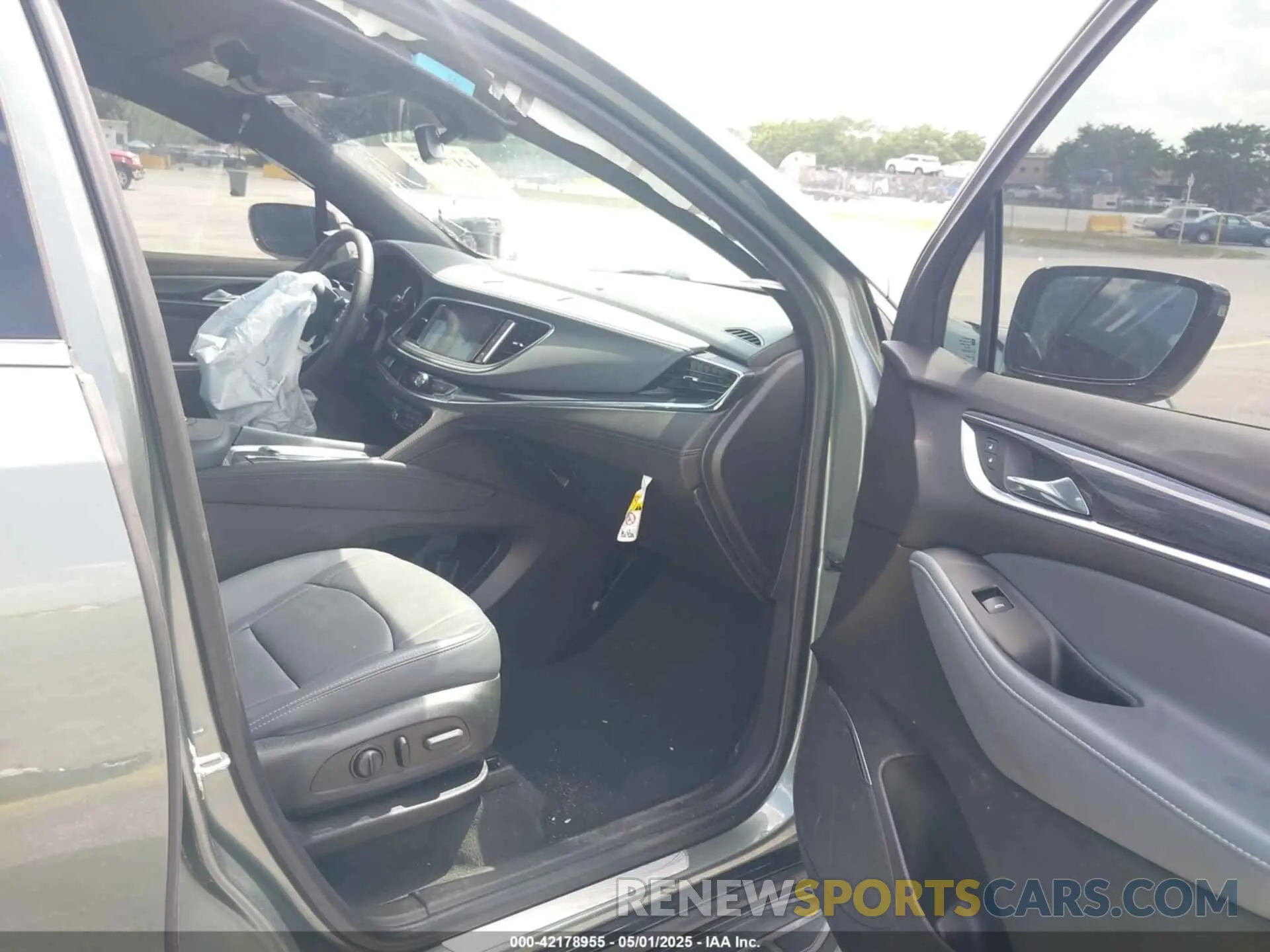 5 Photograph of a damaged car 5GAERBKW7RJ102915 BUICK ENCLAVE 2024