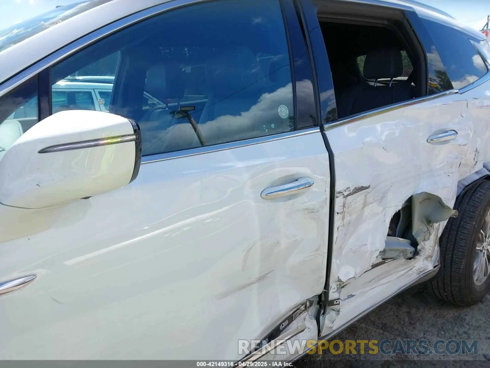 21 Photograph of a damaged car 5GAEVBKW0RJ127425 BUICK ENCLAVE 2024