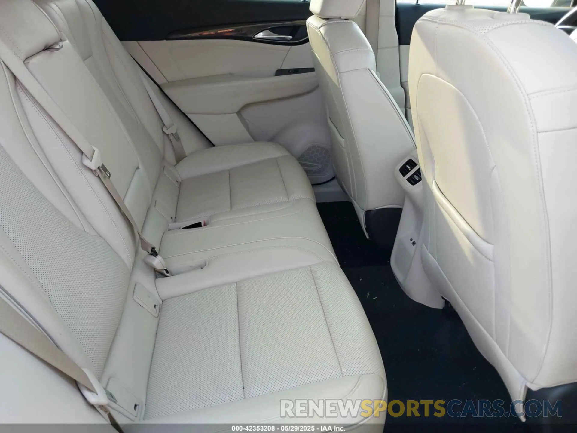 8 Photograph of a damaged car LRBFZNR48MD131600 BUICK ENVISION 2021