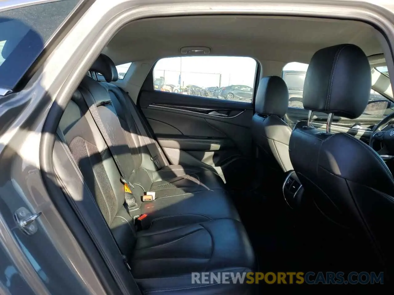 10 Photograph of a damaged car 1G4ZP5SZ0KU105673 BUICK LACROSSE 2019