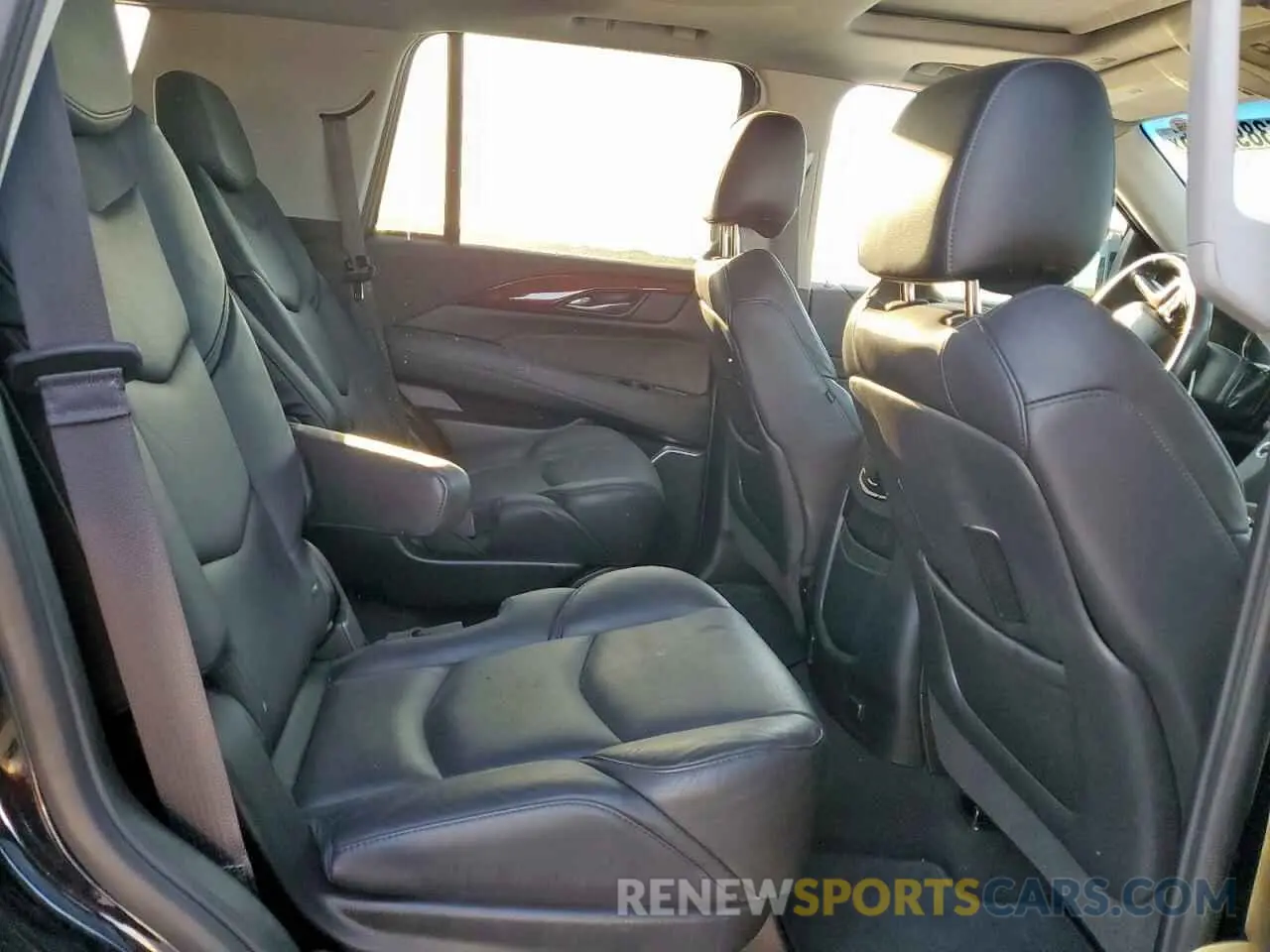 10 Photograph of a damaged car 1GYS3BKJ0KR272557 CADILLAC ESCALADE 2019