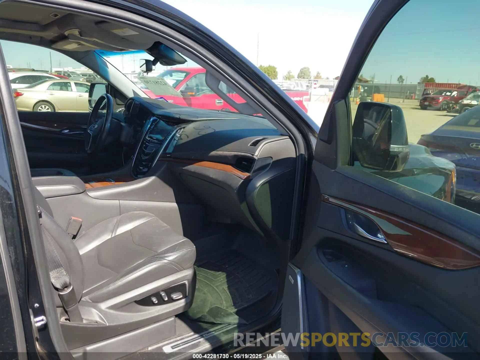 5 Photograph of a damaged car 1GYS3CKJ8KR307075 CADILLAC ESCALADE 2019