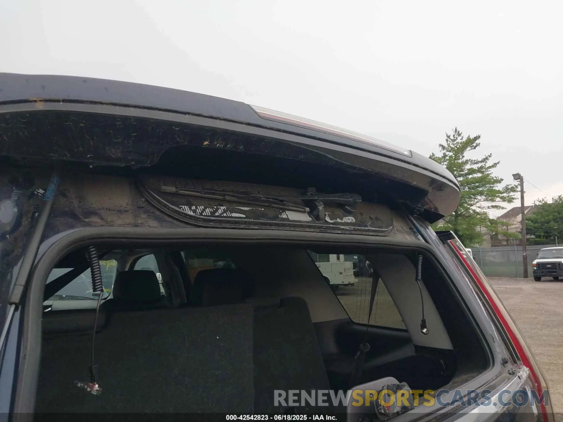 18 Photograph of a damaged car 1GYS4BKJ5KR232620 CADILLAC ESCALADE 2019