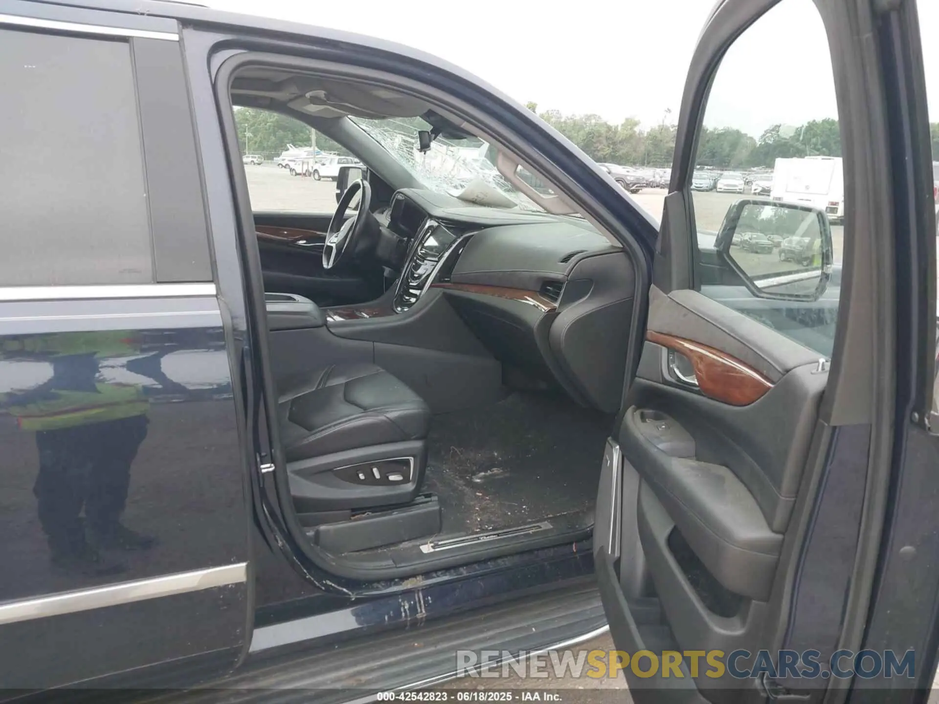 5 Photograph of a damaged car 1GYS4BKJ5KR232620 CADILLAC ESCALADE 2019