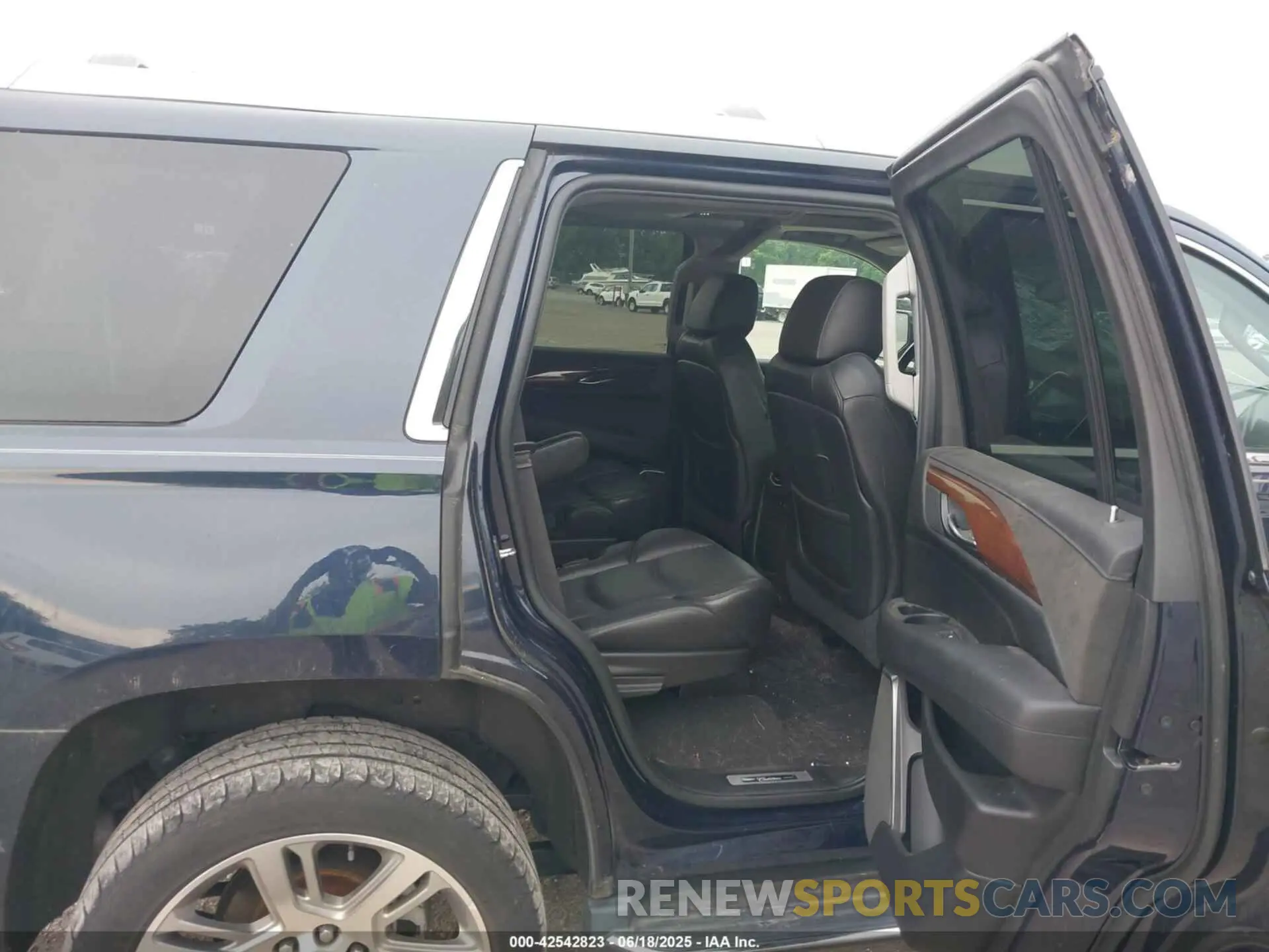 8 Photograph of a damaged car 1GYS4BKJ5KR232620 CADILLAC ESCALADE 2019