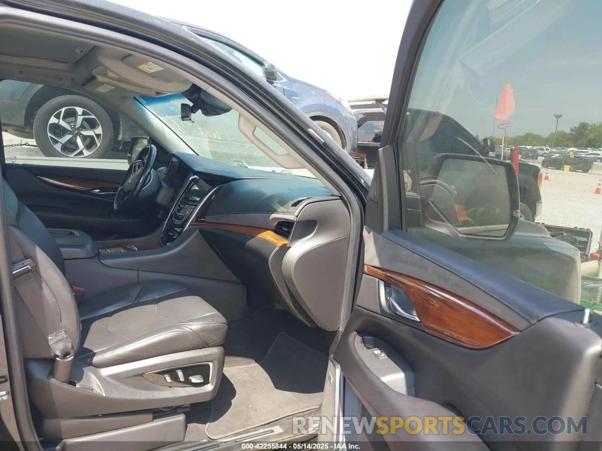 5 Photograph of a damaged car 1GYS4CKJ3KR234145 CADILLAC ESCALADE 2019