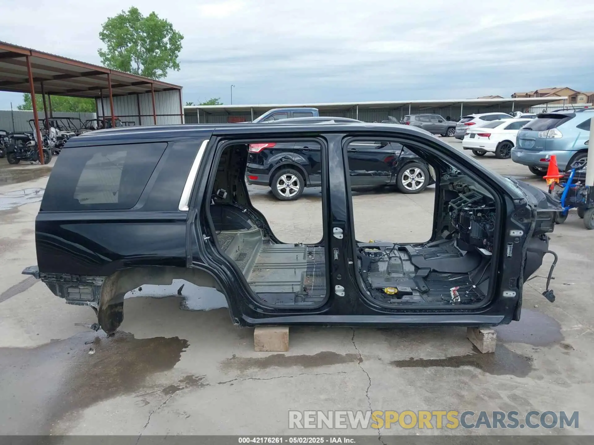 12 Photograph of a damaged car 1GYS4DKJ2KR331620 CADILLAC ESCALADE 2019