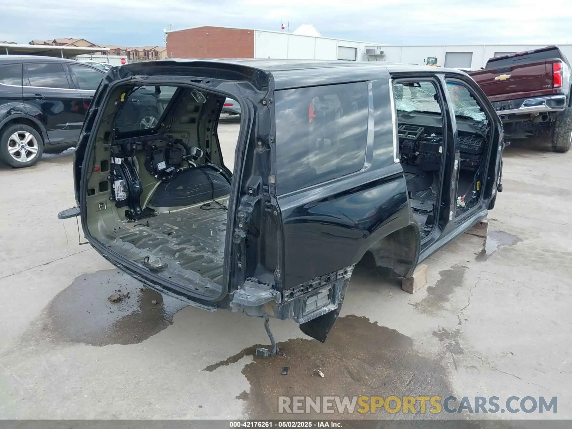 4 Photograph of a damaged car 1GYS4DKJ2KR331620 CADILLAC ESCALADE 2019