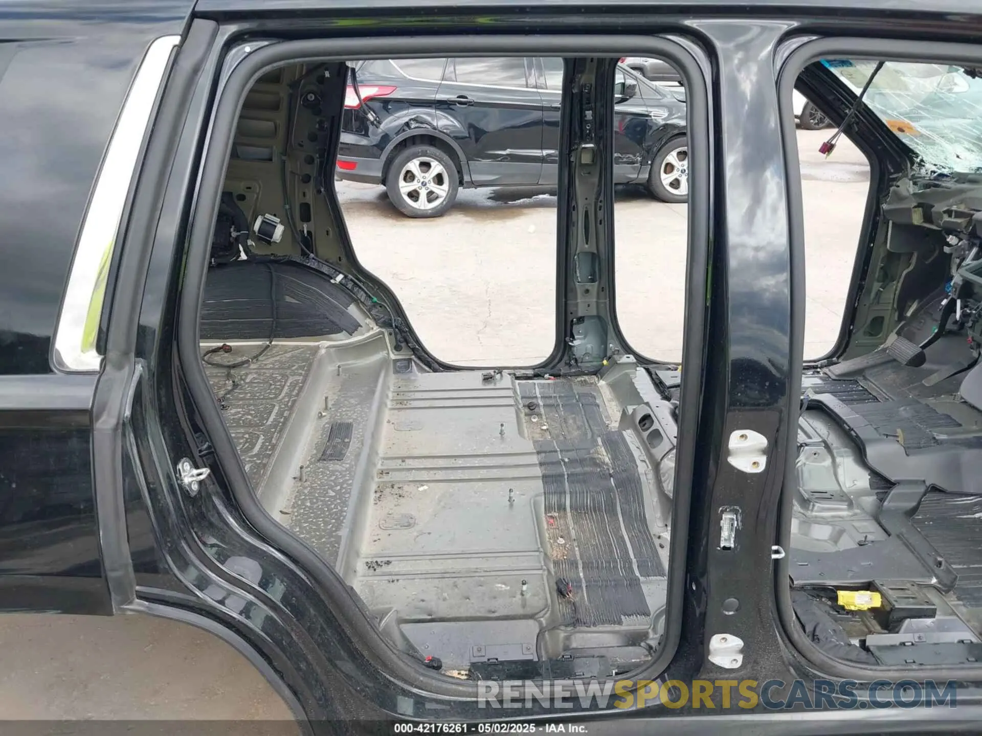 8 Photograph of a damaged car 1GYS4DKJ2KR331620 CADILLAC ESCALADE 2019