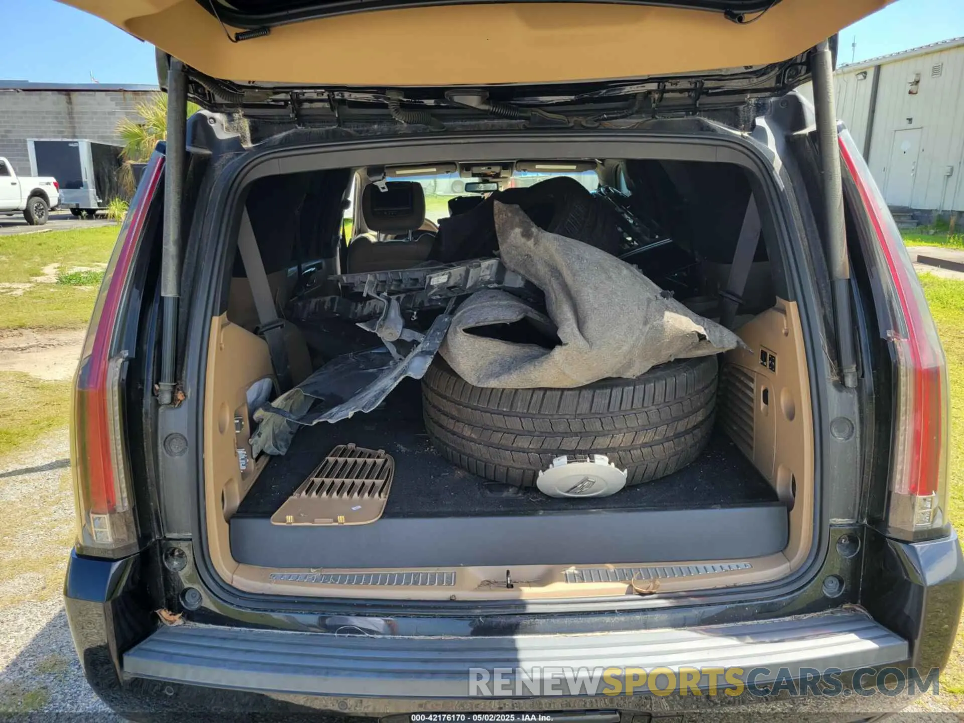 8 Photograph of a damaged car 1GYS4DKJ9KR138333 CADILLAC ESCALADE 2019