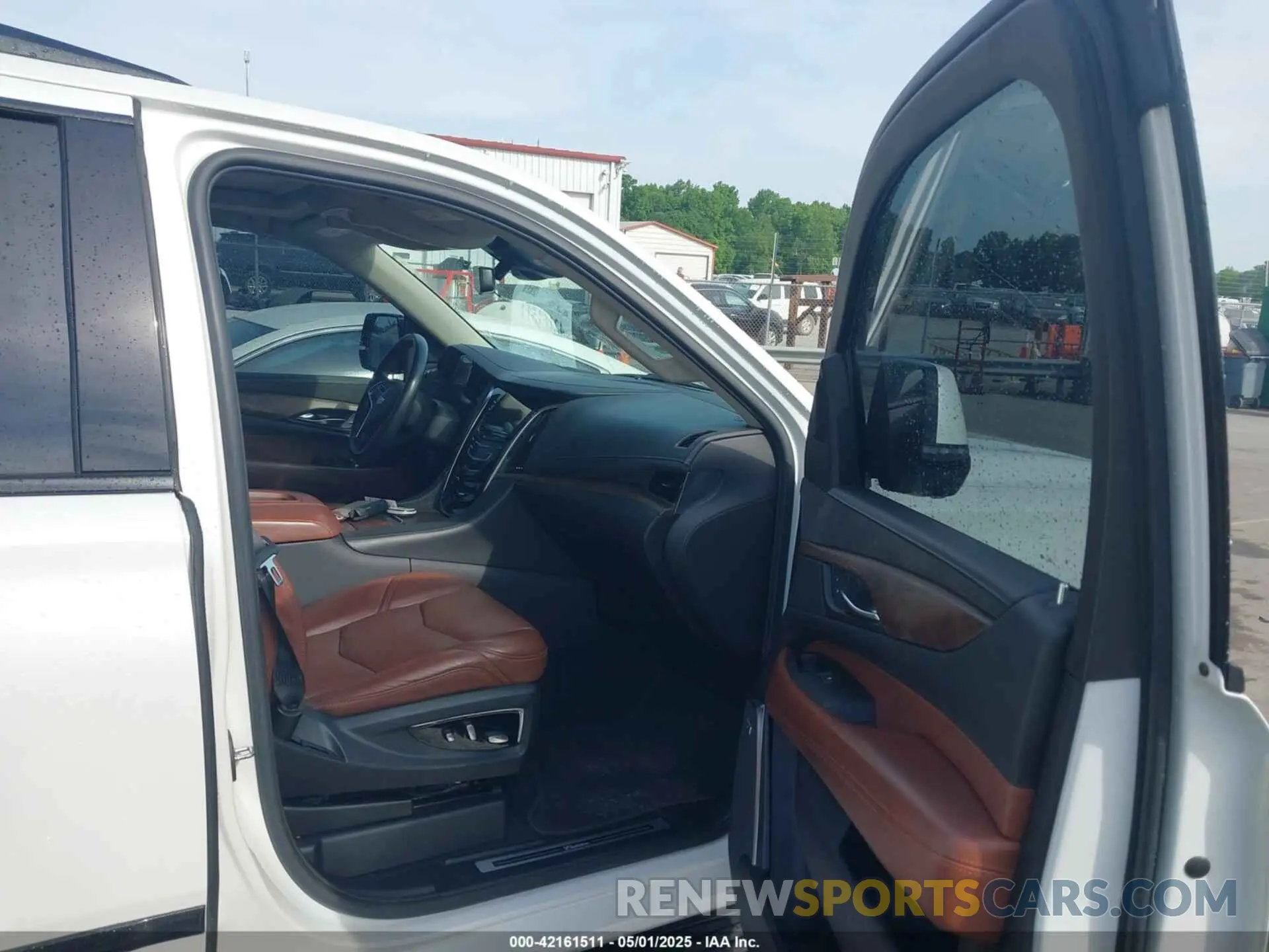 5 Photograph of a damaged car 1GYS3BKJ3LR144735 CADILLAC ESCALADE 2020
