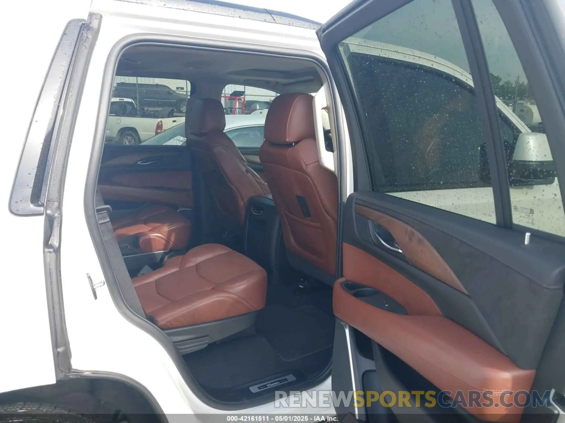 8 Photograph of a damaged car 1GYS3BKJ3LR144735 CADILLAC ESCALADE 2020