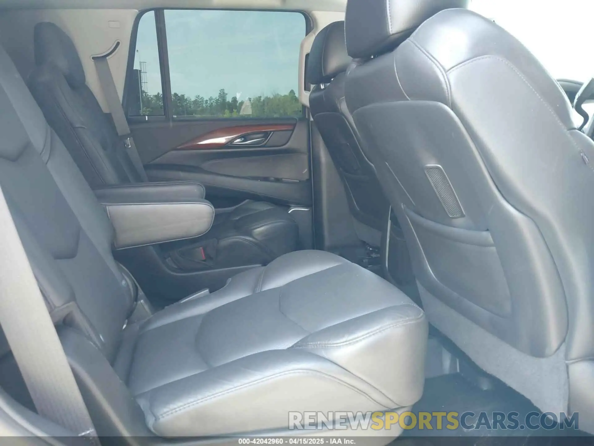 8 Photograph of a damaged car 1GYS3BKJ6LR124477 CADILLAC ESCALADE 2020