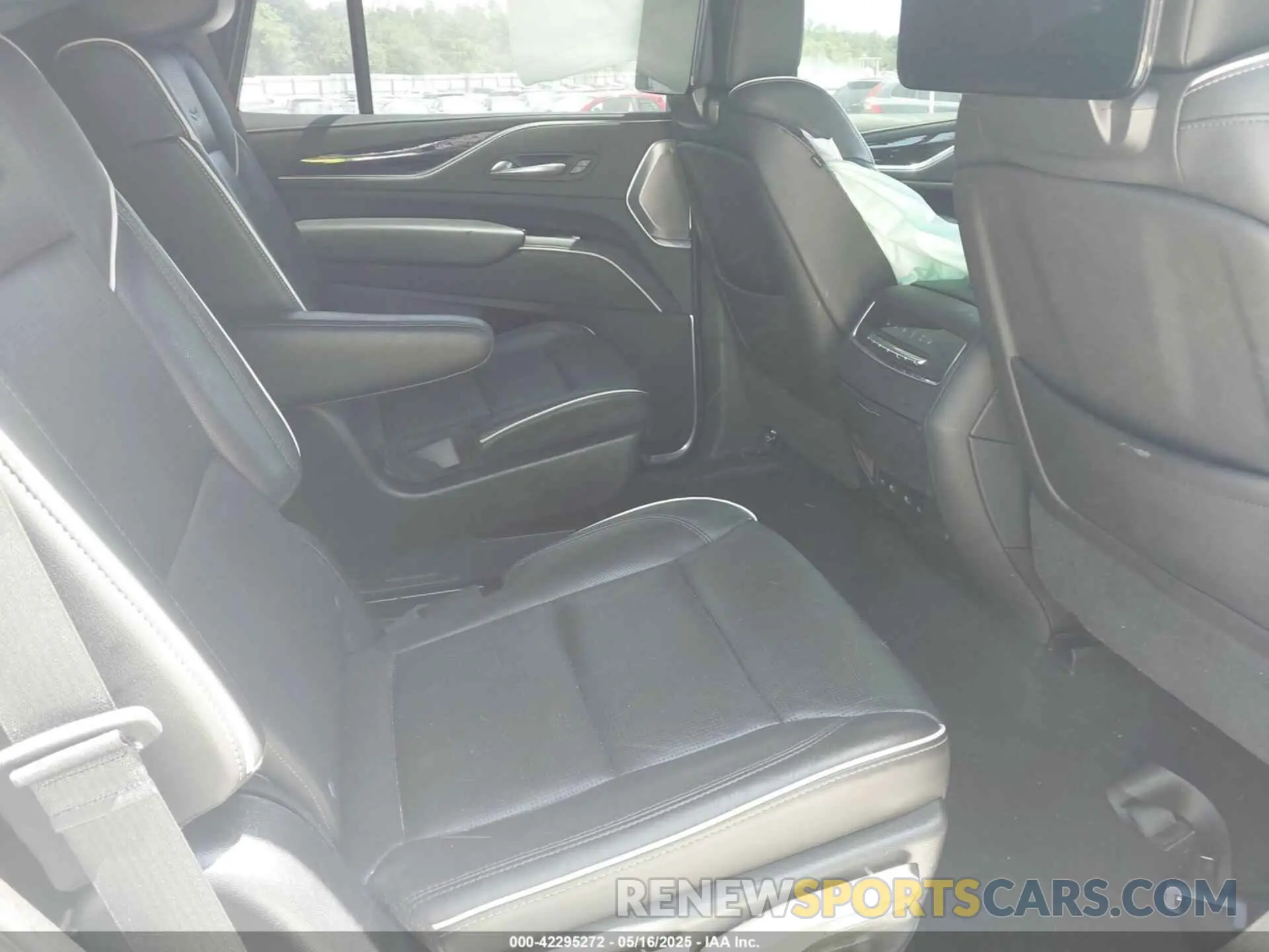 8 Photograph of a damaged car 1GYS3FKL8MR390593 CADILLAC ESCALADE 2021
