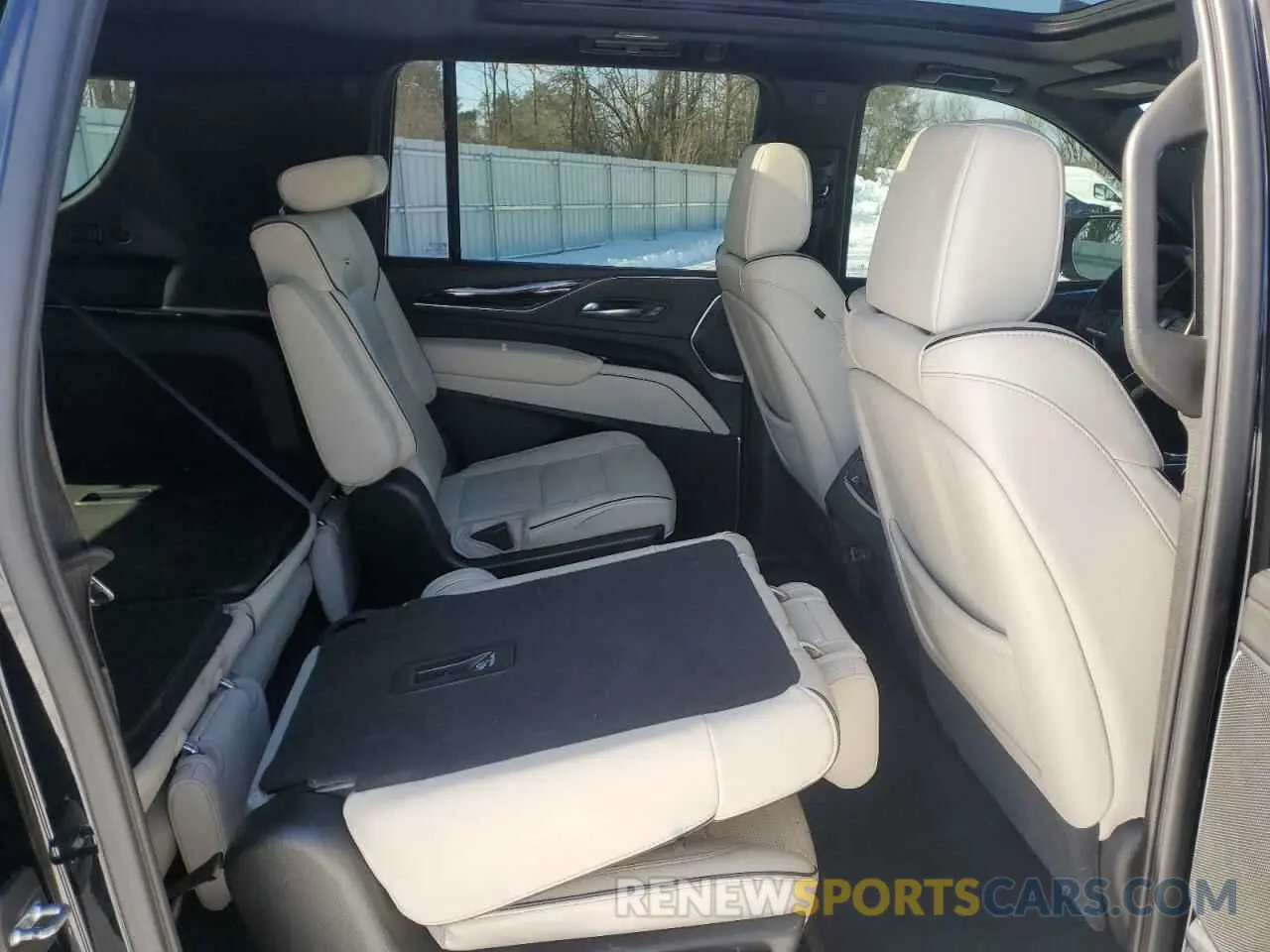 10 Photograph of a damaged car 1GYS4PKL8MR243600 CADILLAC ESCALADE 2021