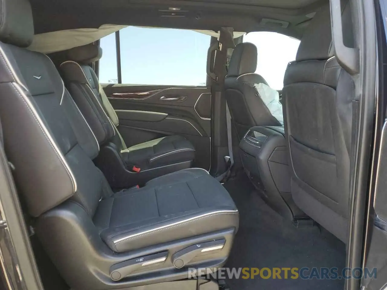 11 Photograph of a damaged car 1GYS4KKL8NR149625 CADILLAC ESCALADE 2022