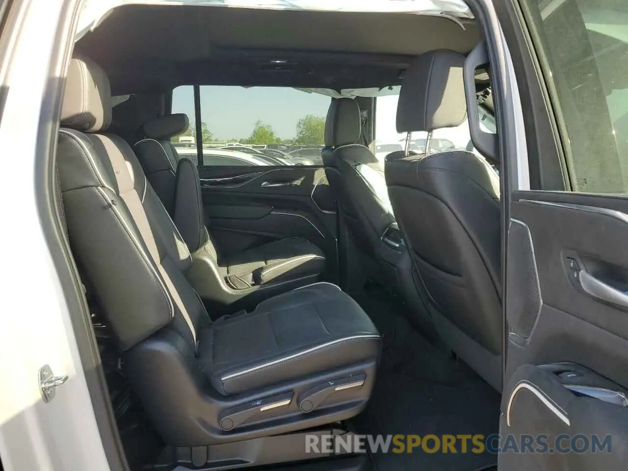 11 Photograph of a damaged car 1GYS4PKLXNR338385 CADILLAC ESCALADE 2022