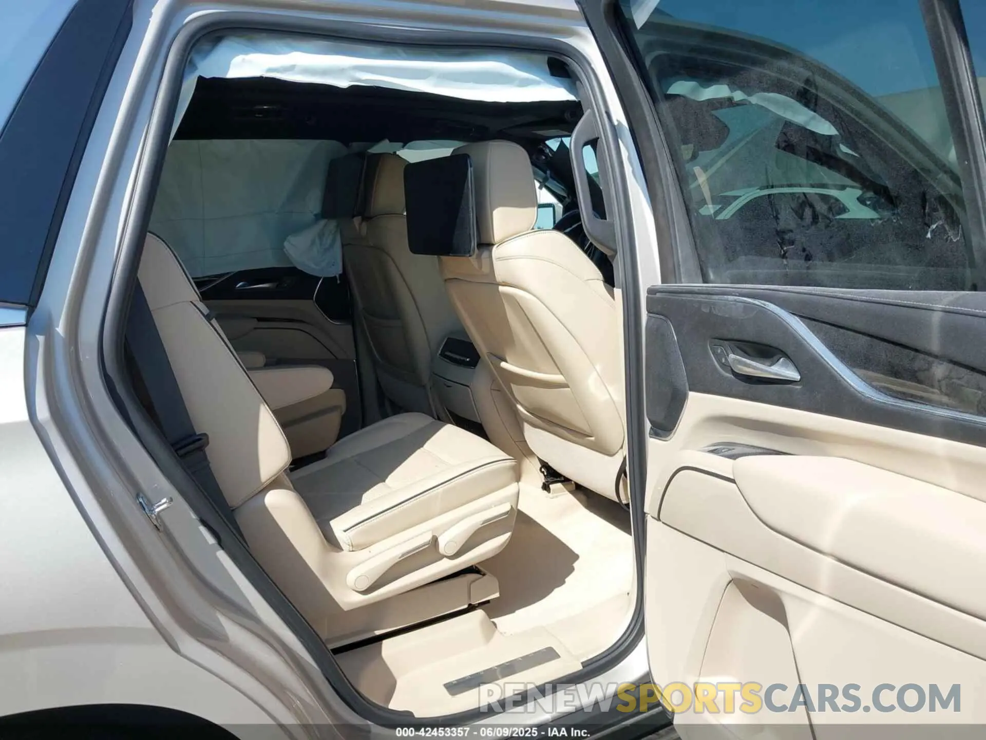 8 Photograph of a damaged car 1GYS3BKL4PR544326 CADILLAC ESCALADE 2023