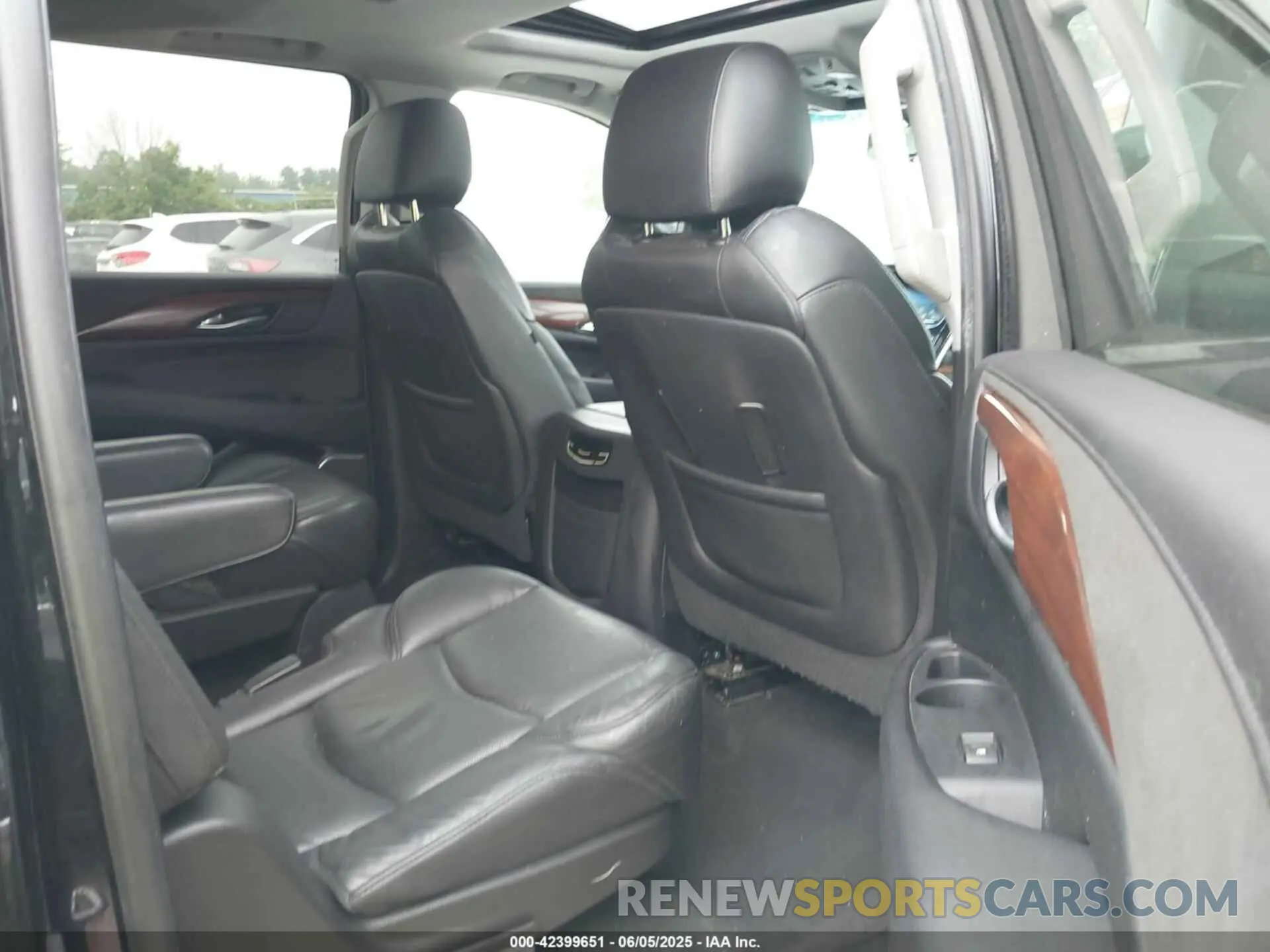 8 Photograph of a damaged car 1GYS4HKJ0KR211371 CADILLAC ESCALADE ESV 2019
