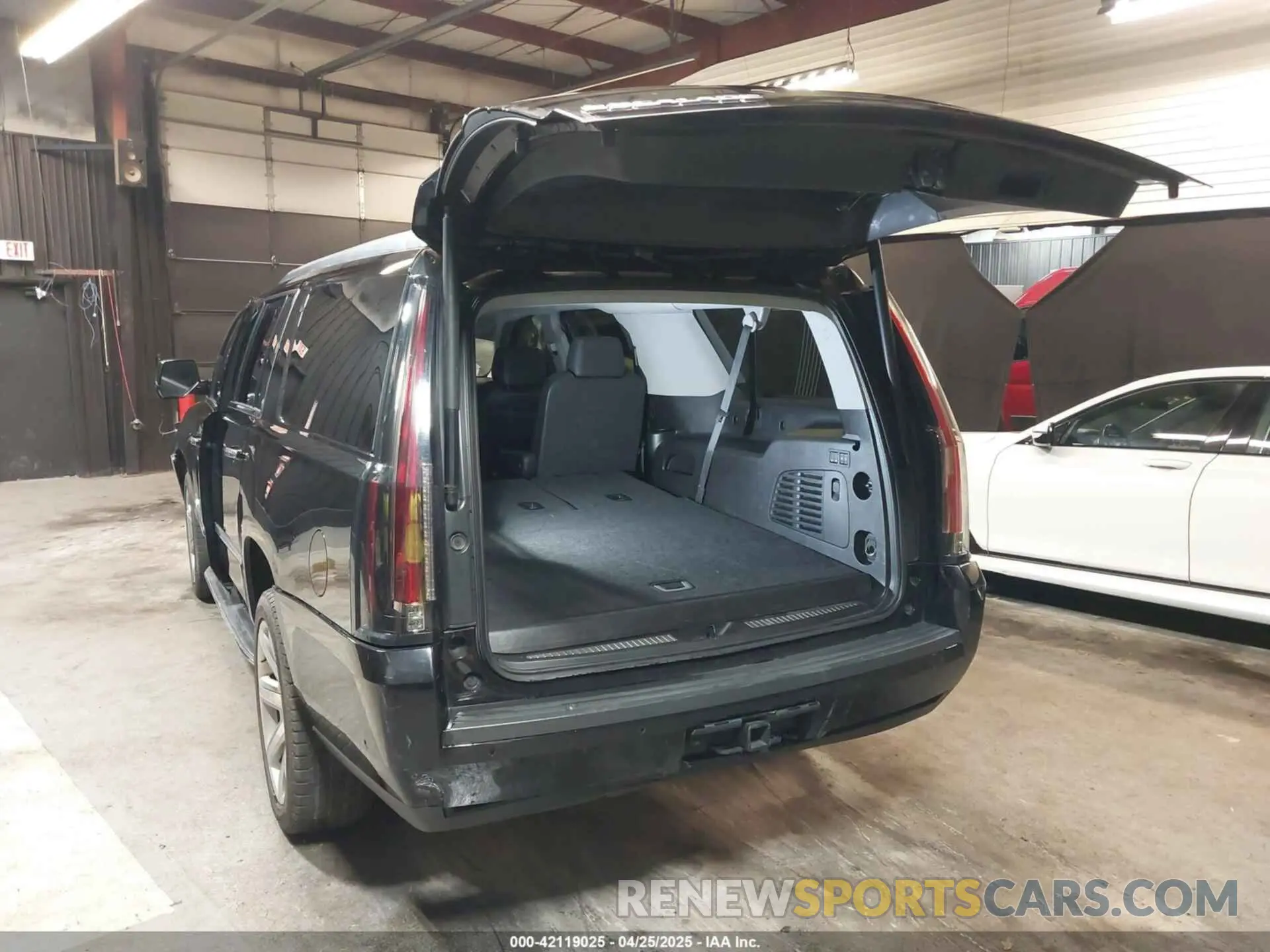 3 Photograph of a damaged car 1GYS4HKJ7KR113180 CADILLAC ESCALADE ESV 2019
