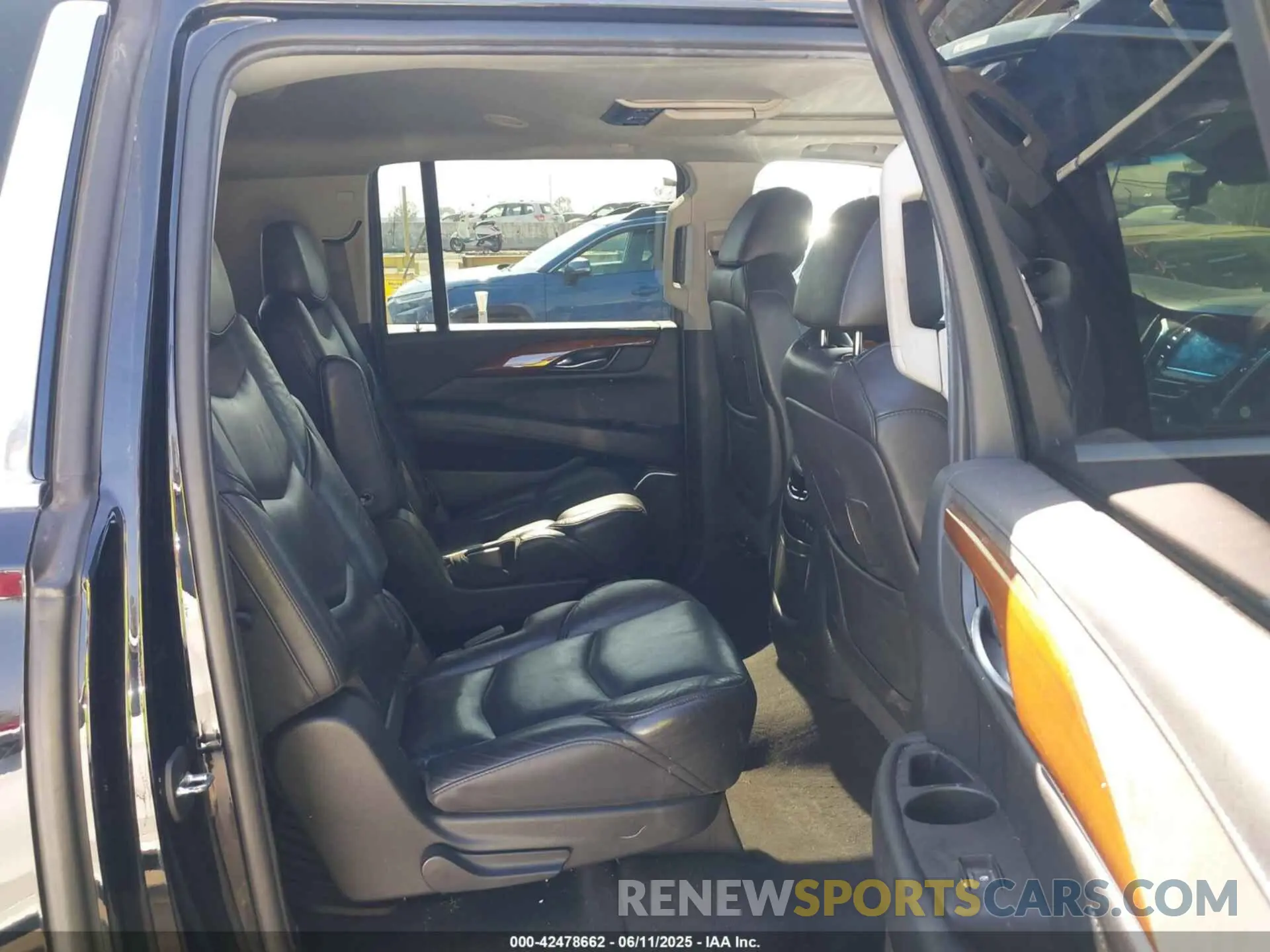 8 Photograph of a damaged car 1GYS4HKJ9KR185367 CADILLAC ESCALADE ESV 2019