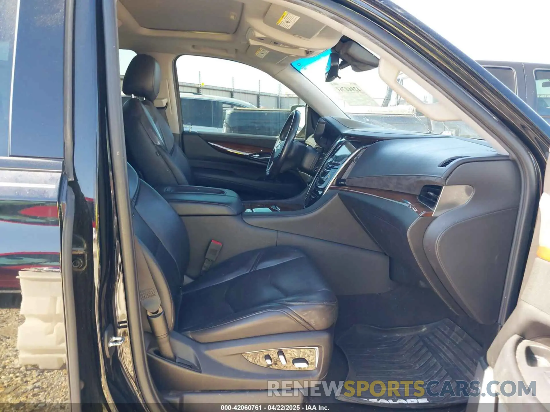 5 Photograph of a damaged car 1GYS4HKJXKR389014 CADILLAC ESCALADE ESV 2019